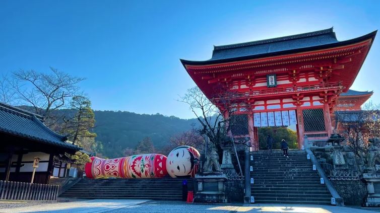 【日本】京都清水寺現奇怪守護神!原來係因為響應藝術節!